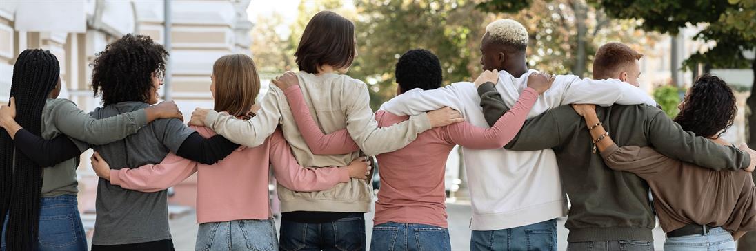 Eine Gruppe von unterschiedlichen Menschen nebeneinander von hinten 